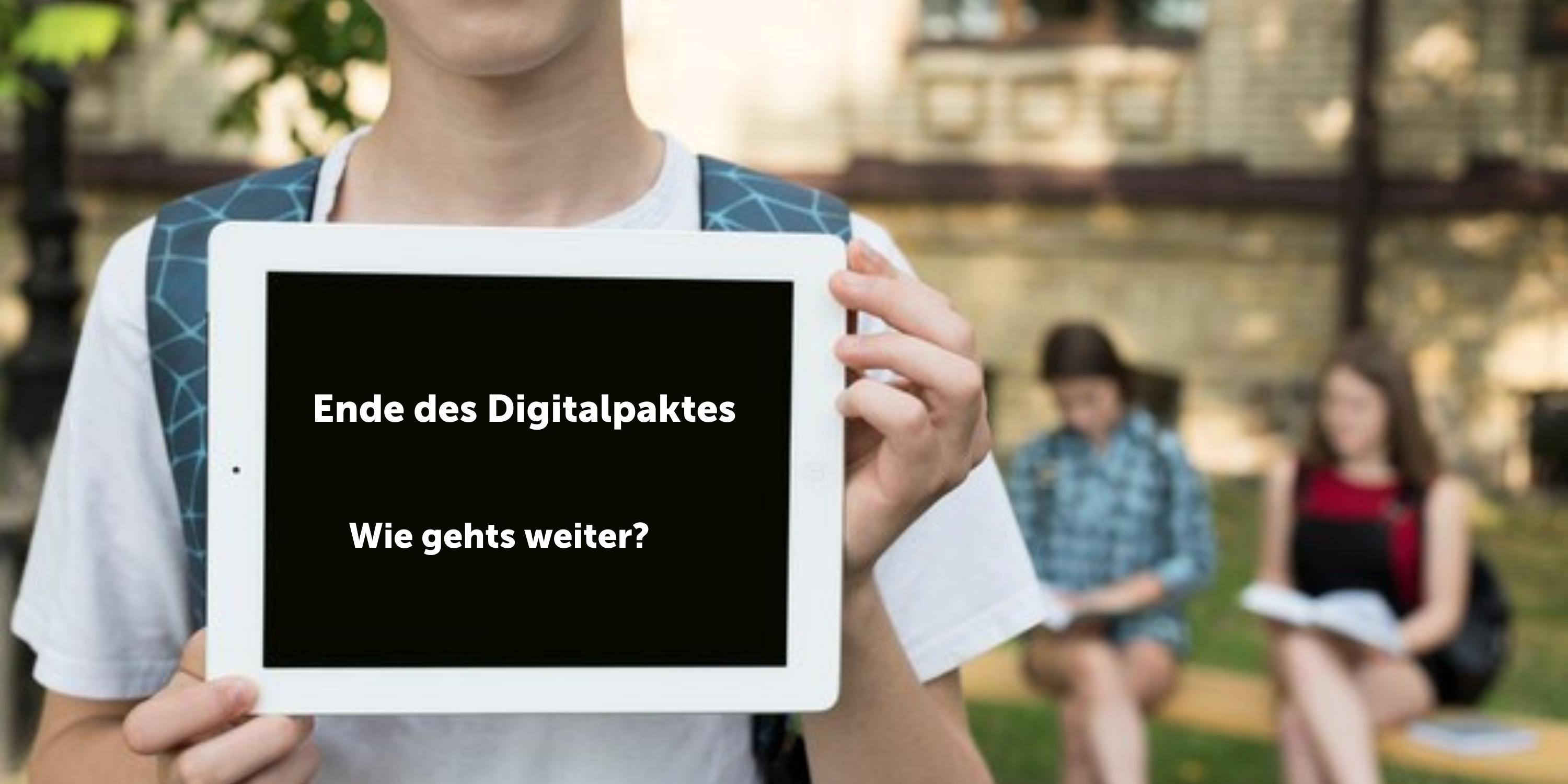 Digitalisierungspakt, Kind mit Tablet mit News zum Digitalpakt